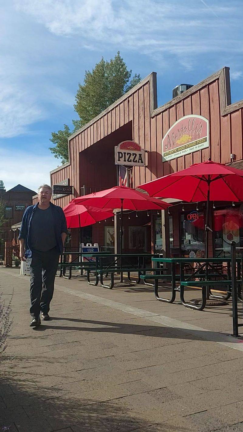 Martolli's Authentic Hand-Tossed Pizza, Sisters