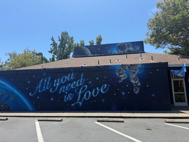 Murals That Turn the Building Into an Art Stop Murals That Turn the Building Into an Art Stop