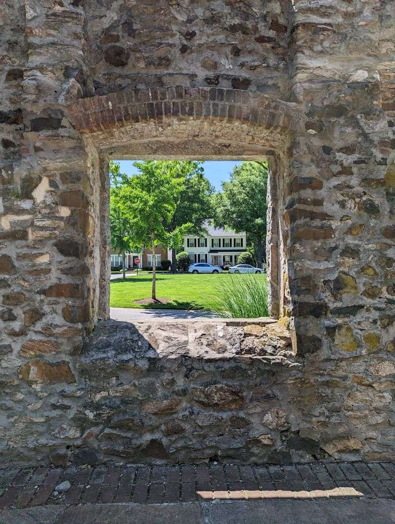 Neighbors Who Keep the Ruins Cared For Neighbors Who Keep the Ruins Cared For