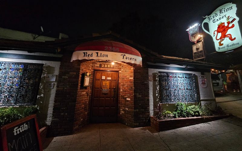 Red Lion Tavern, Silver Lake's Old-World Holdout
