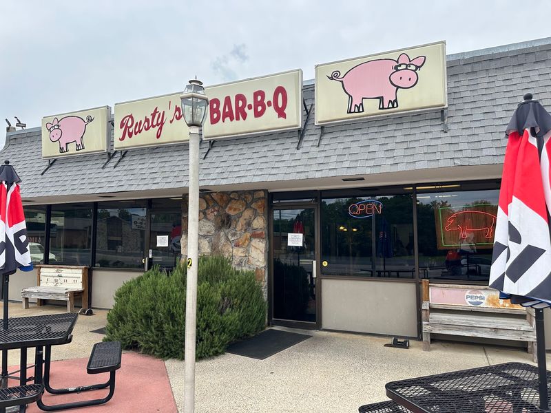 Rusty's Bar-B-Q in Leeds and Those Little Pink Pig Signs