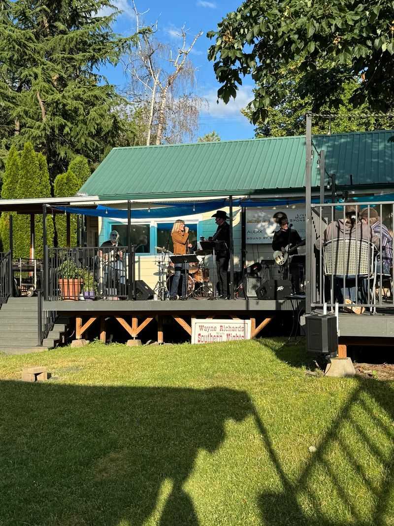 Saturday Dinners With Live Acoustic Music