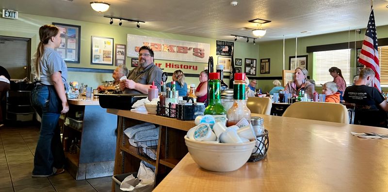 Servers Who Treat Strangers Like Regulars Servers Who Treat Strangers Like Regulars