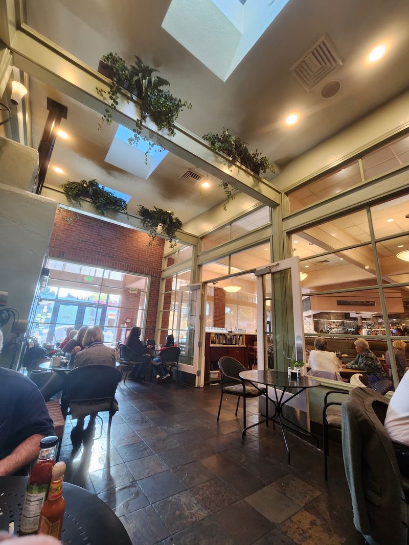 Service That Keeps A Packed Room Moving