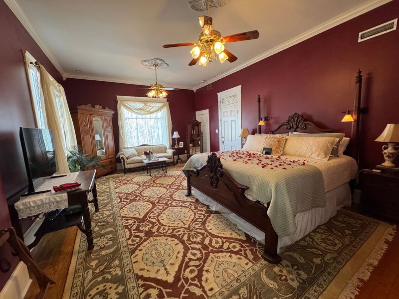 Seven Suites Inside, Two Cottages Outside Seven Suites Inside, Two Cottages Outside