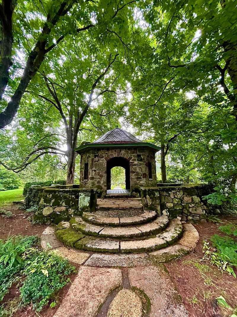 Short Hills' Most Magical Hidden Oasis Short Hills' Most Magical Hidden Oasis