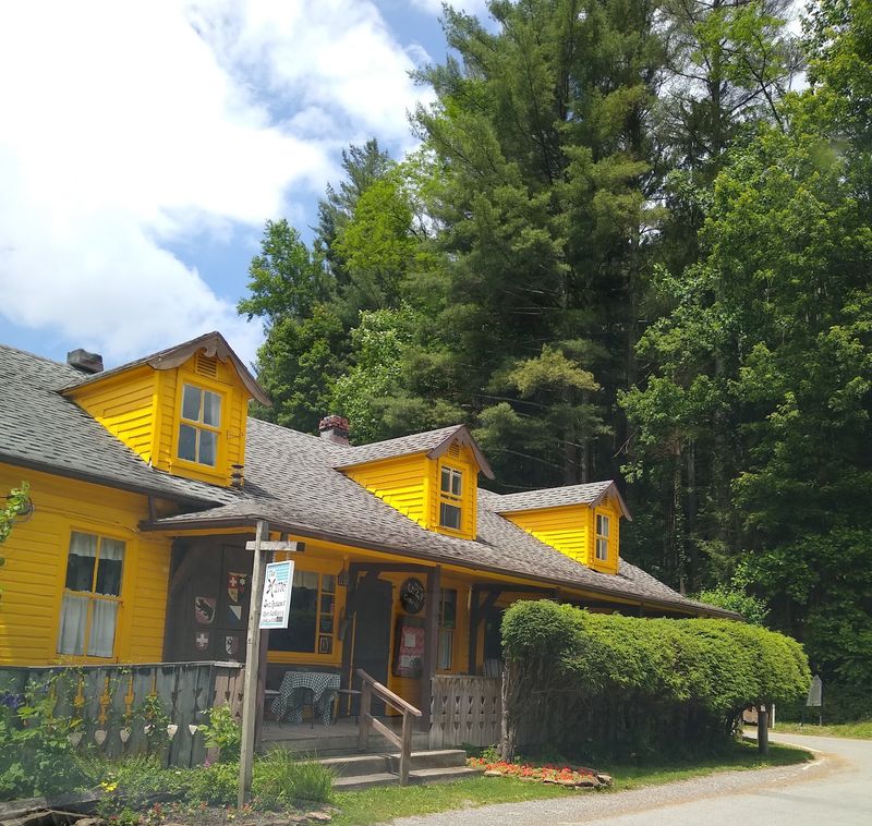 The Hütte Restaurant and Its Bright Gold Walls The Hütte Restaurant and Its Bright Gold Walls