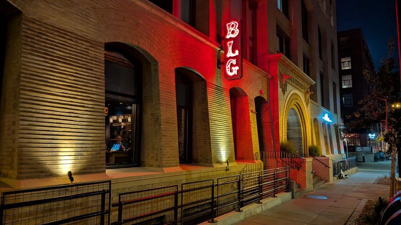 The North Loop Setting That Makes The Search Worth It