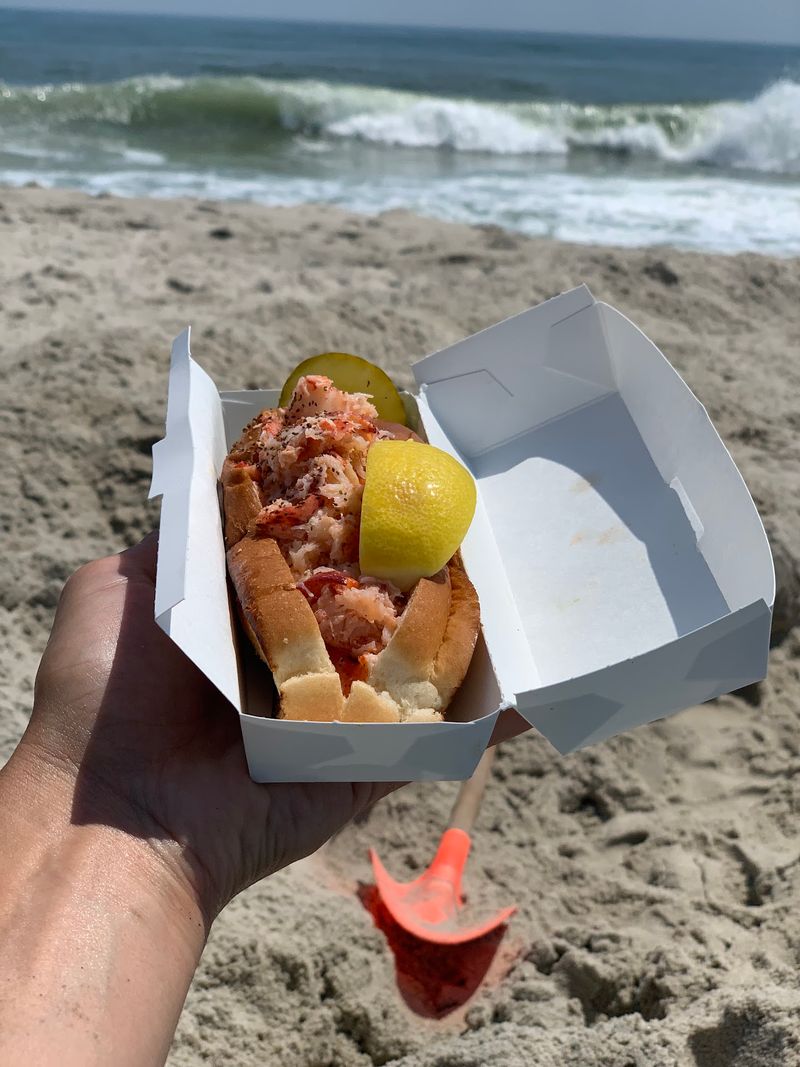 The Relaxed Rhythm of Beachside Dining The Relaxed Rhythm of Beachside Dining