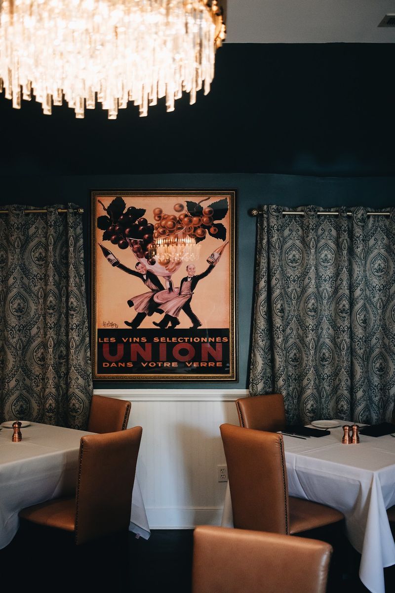 Timing Your Visit: Hours, Happy Hour, and Closed Mondays