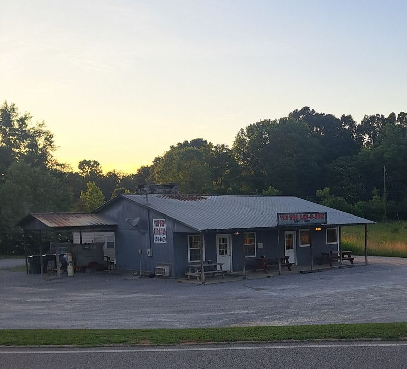 Tin Top BBQ Hides Behind a Blue Building in Calera
