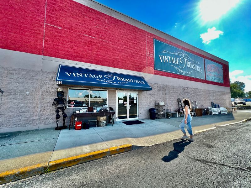 Vintage Treasures Antique Mall, Fort Wayne's Open-Air Wonderland