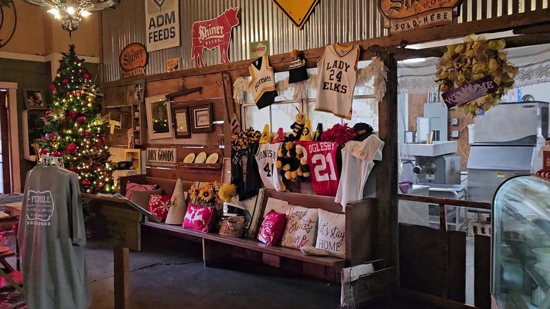 Walls Packed With Vintage Finds Walls Packed With Vintage Finds