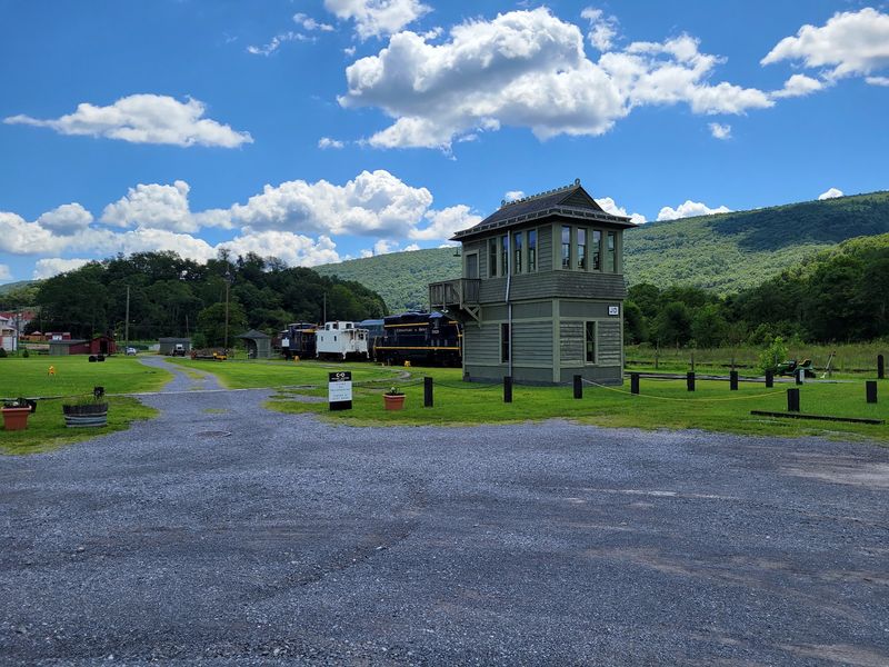 Watching Live CSX Trains Roll Through From JD Cabin Switch Tower Watching Live CSX Trains Roll Through From JD Cabin Switch Tower