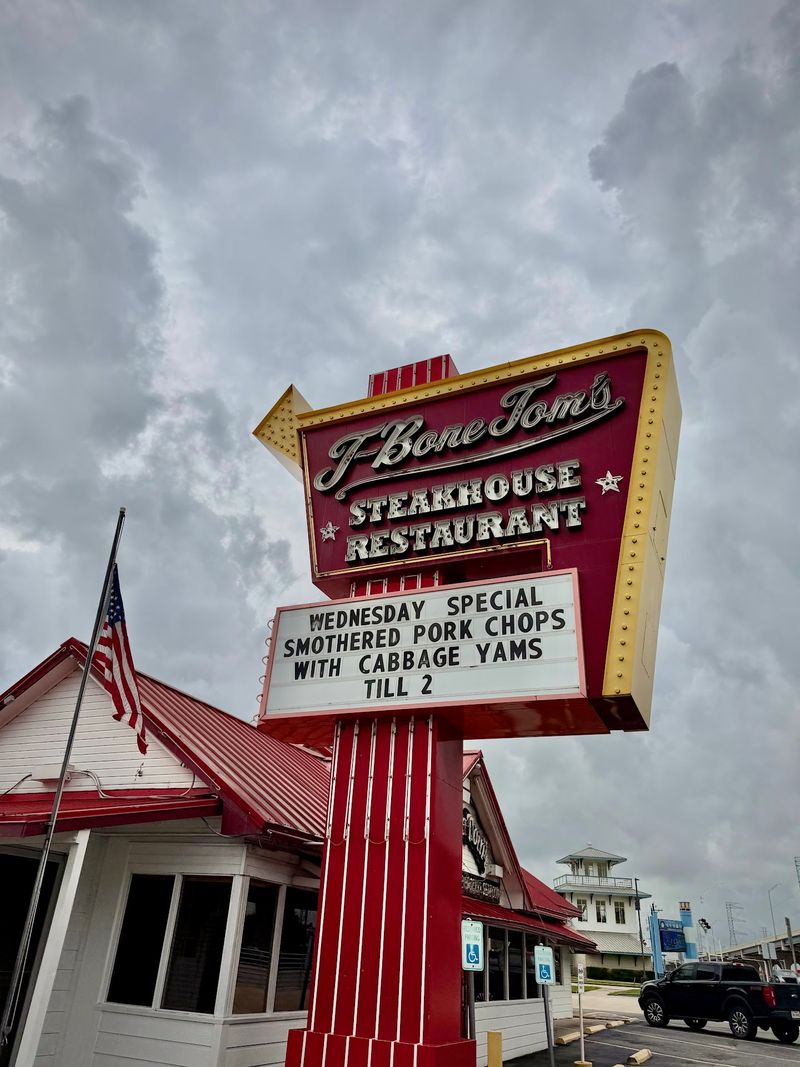 Why Kemah Makes T-Bone Tom's Worth the Drive