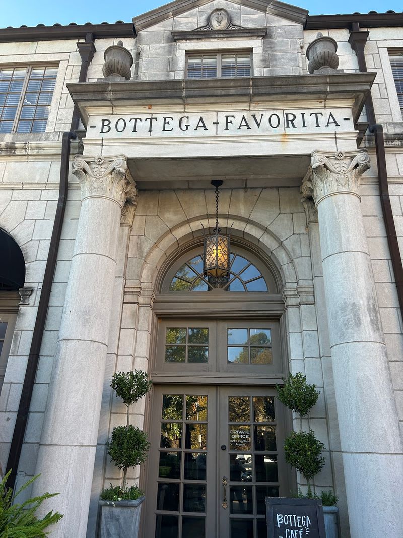 A 1926 Beaux-Arts Building That Sets The Mood Before The Menu Does