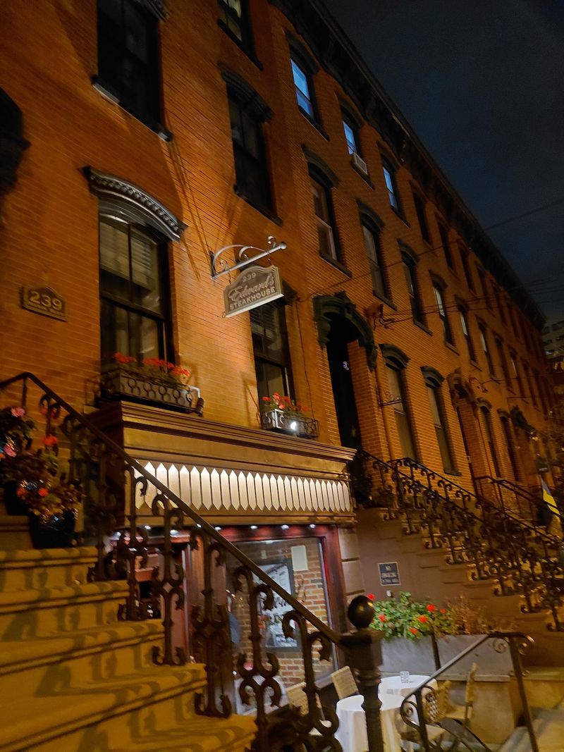 A Brownstone That Hides A Whole Dining World