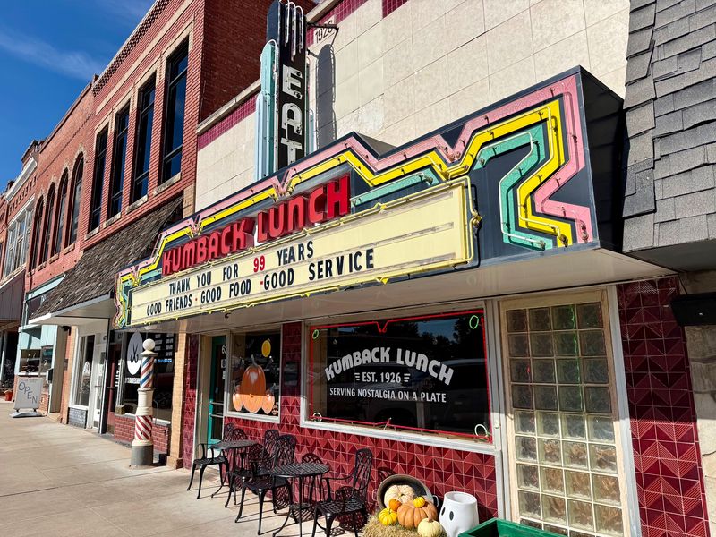 A Century-Old Café on the Perry Square