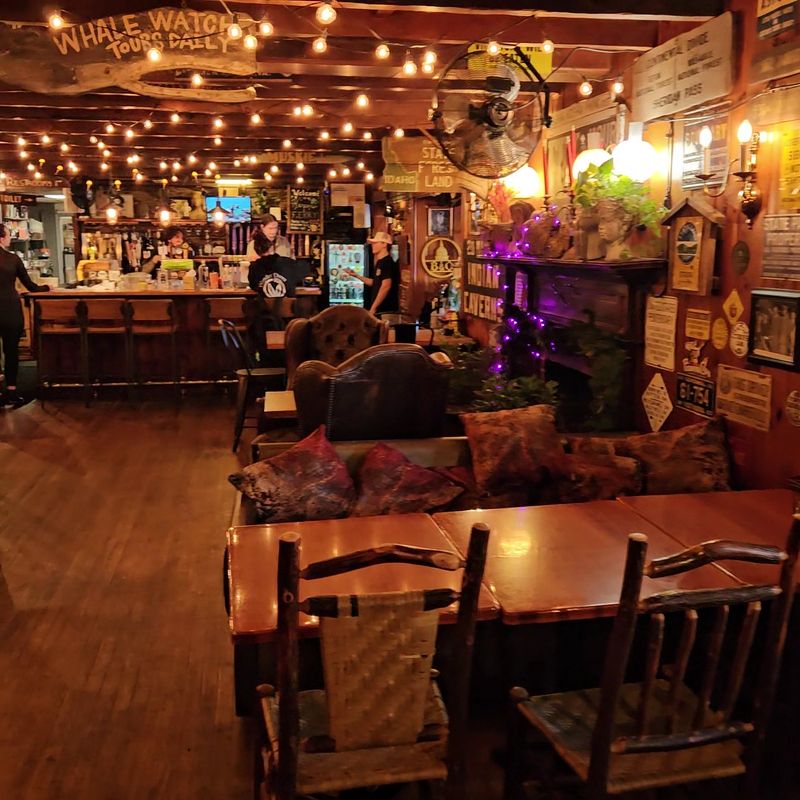A Cozy Den Tucked Into Historic High Street A Cozy Den Tucked Into Historic High Street