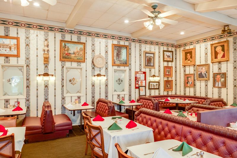 A Dining Room That Kept Its Old Soul