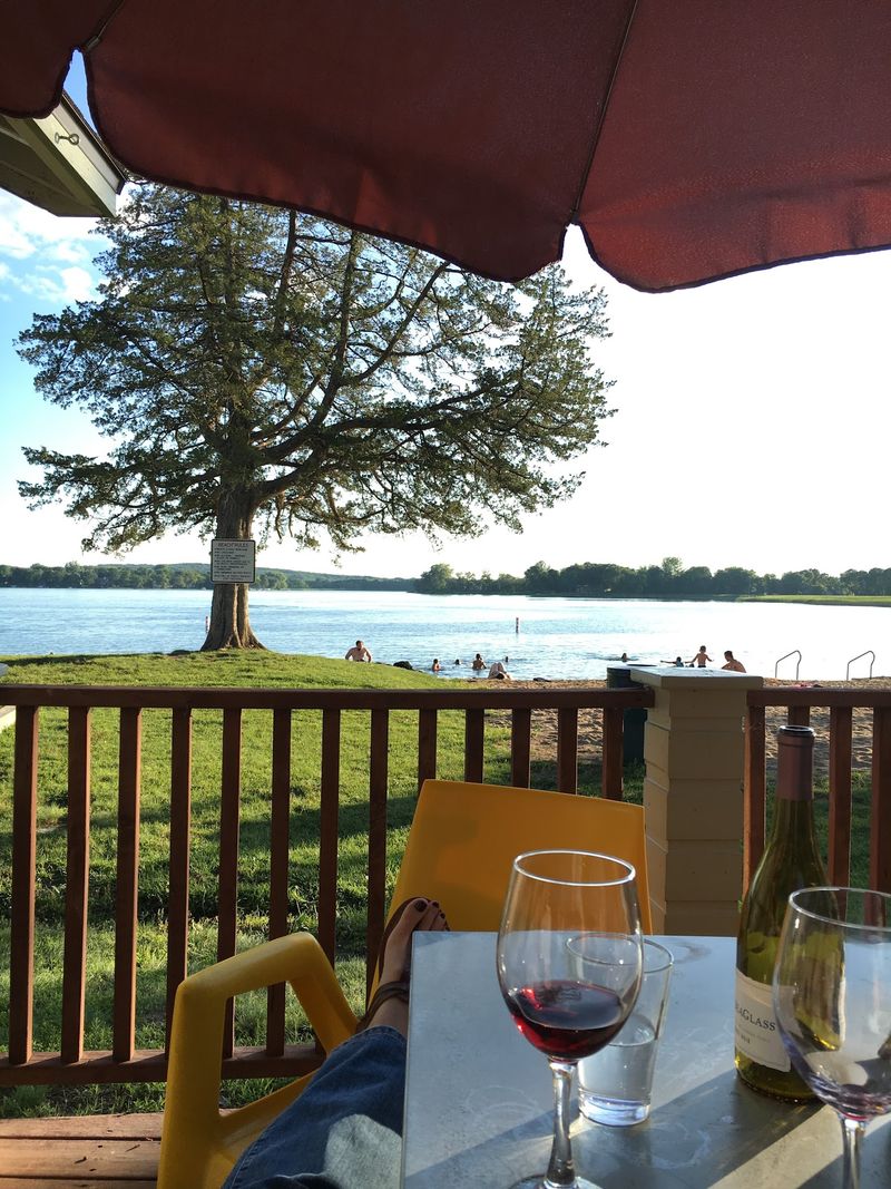 A Lakeside Setting That Steals the Show