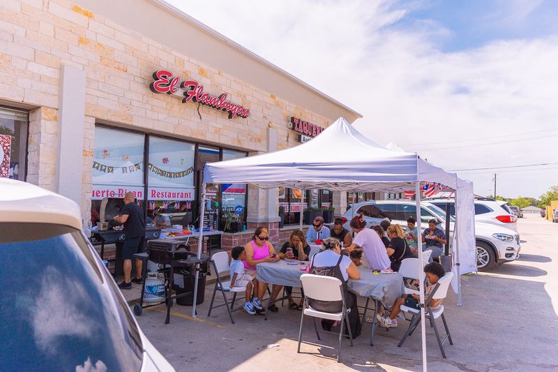 A Little Island Tucked Into a Texas Plaza A Little Island Tucked Into a Texas Plaza