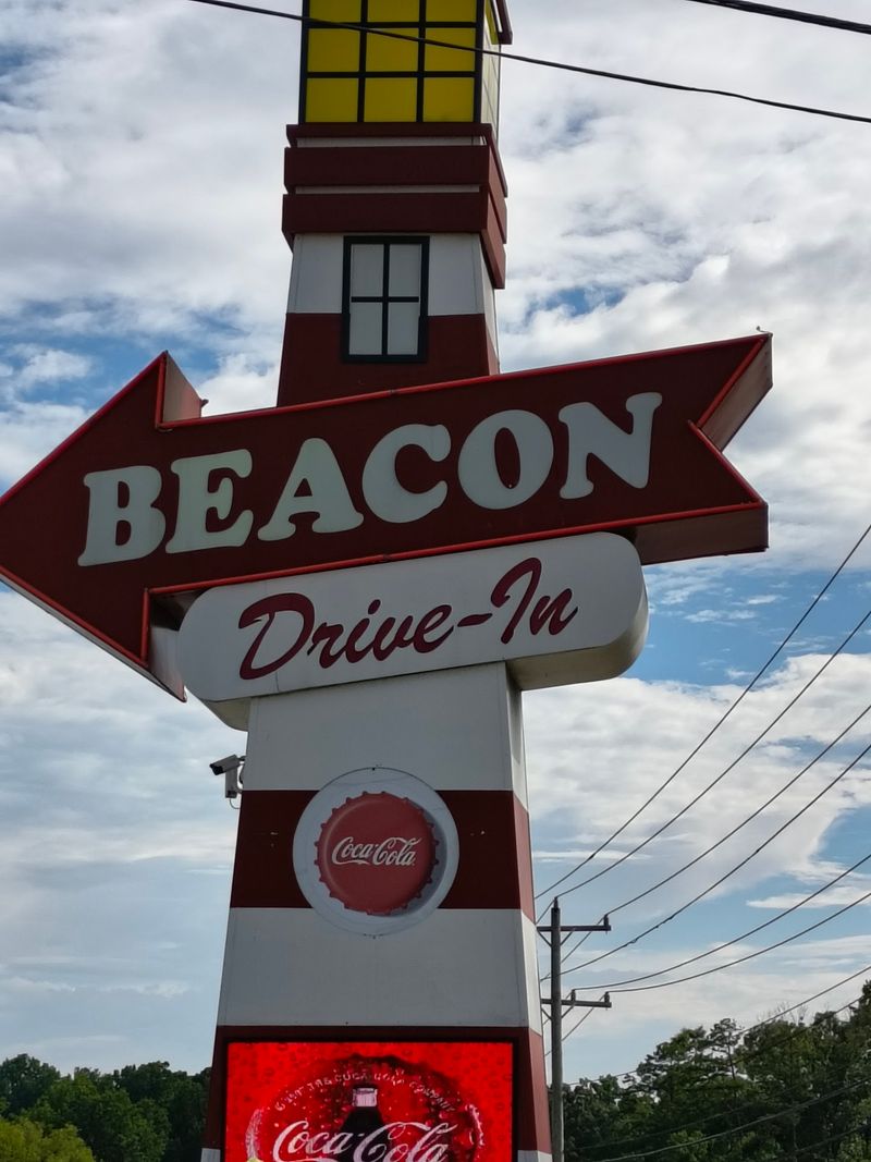 A Neon Lighthouse That Has Guided Hungry Drivers Since 1946 A Neon Lighthouse That Has Guided Hungry Drivers Since 1946