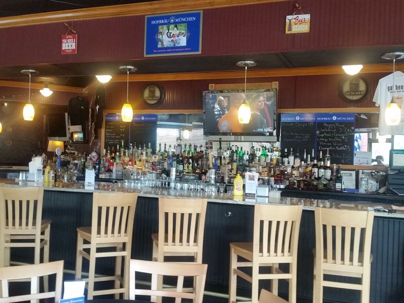 A Round Bar and a Munich Hall Feeling A Round Bar and a Munich Hall Feeling