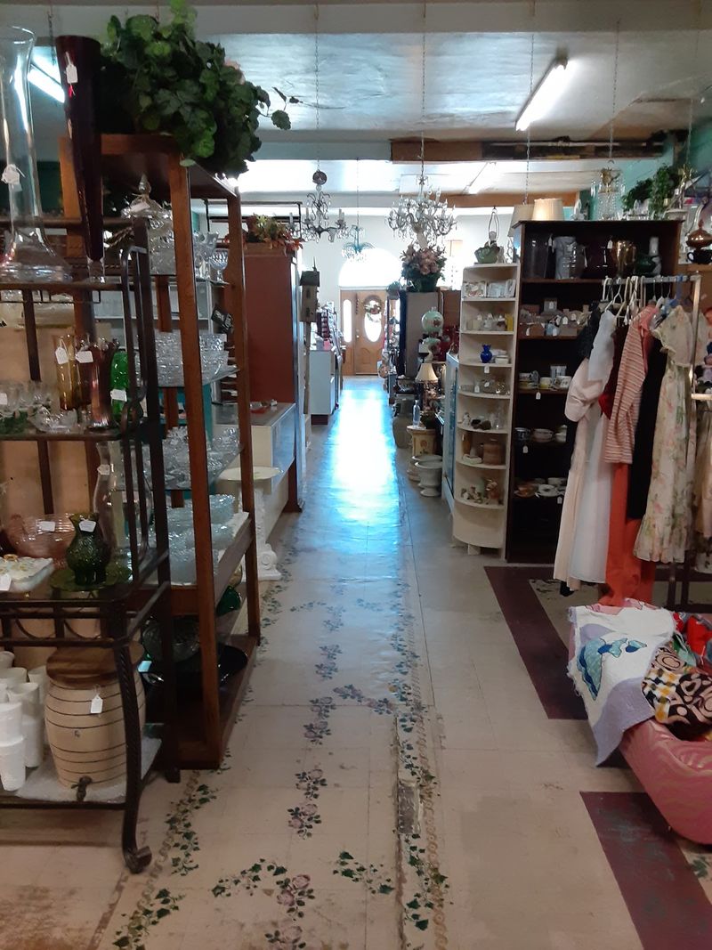 A Small Storefront That Opens Into a Wonderland A Small Storefront That Opens Into a Wonderland