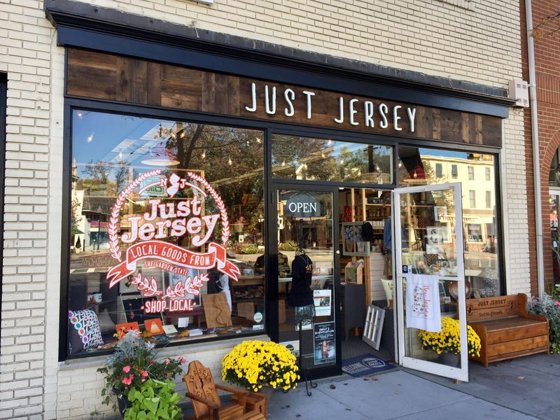 A Storefront That Pulls You In From the Sidewalk A Storefront That Pulls You In From the Sidewalk