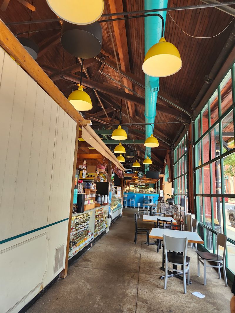 An Unpretentious Spot Right For Everyone An Unpretentious Spot Right For Everyone