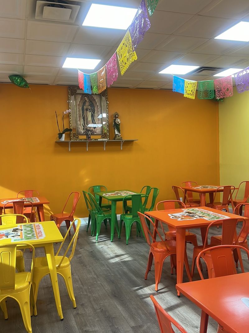 Bright Colors and a Compact, Well-Kept Room Bright Colors and a Compact, Well-Kept Room