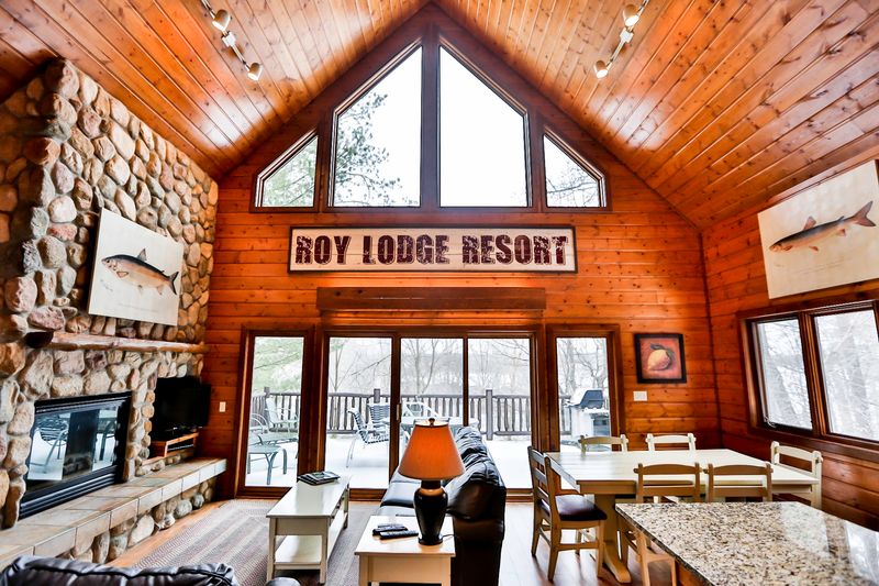 Cabins With Fireplaces and Reading Nooks