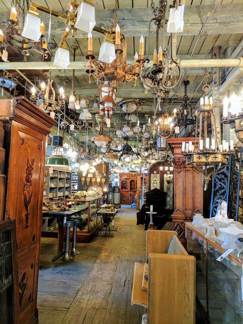 Chandeliers and Light Fixtures That Steal the Show Chandeliers and Light Fixtures That Steal the Show