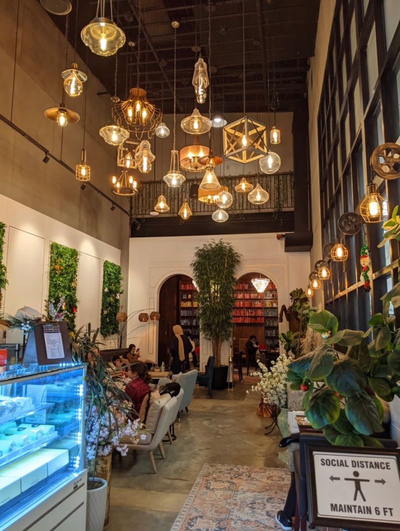 Chateau de Chantilly Cafe Turns Down the Volume in Chantilly