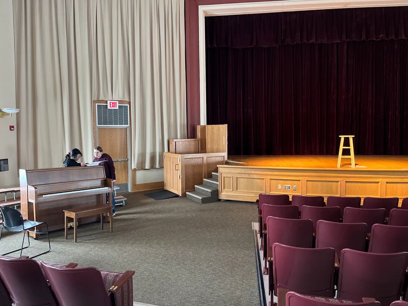 Class Sizes That Feel Like a Small Town Gathering Class Sizes That Feel Like a Small Town Gathering