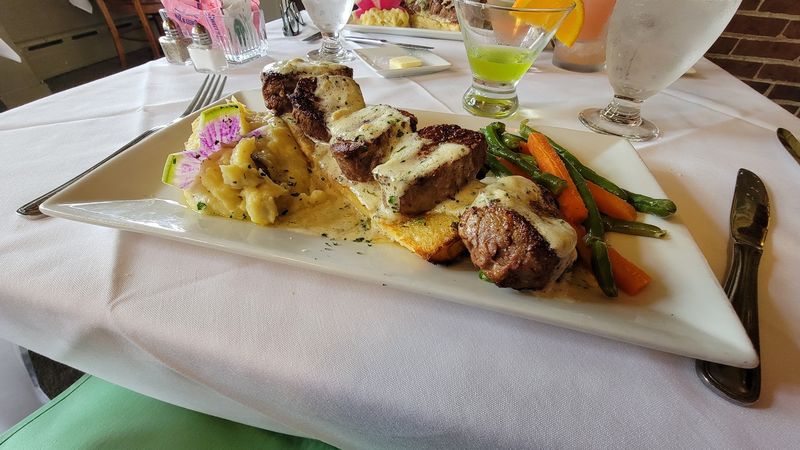 Classic American Dishes with a Refined Touch Classic American Dishes with a Refined Touch
