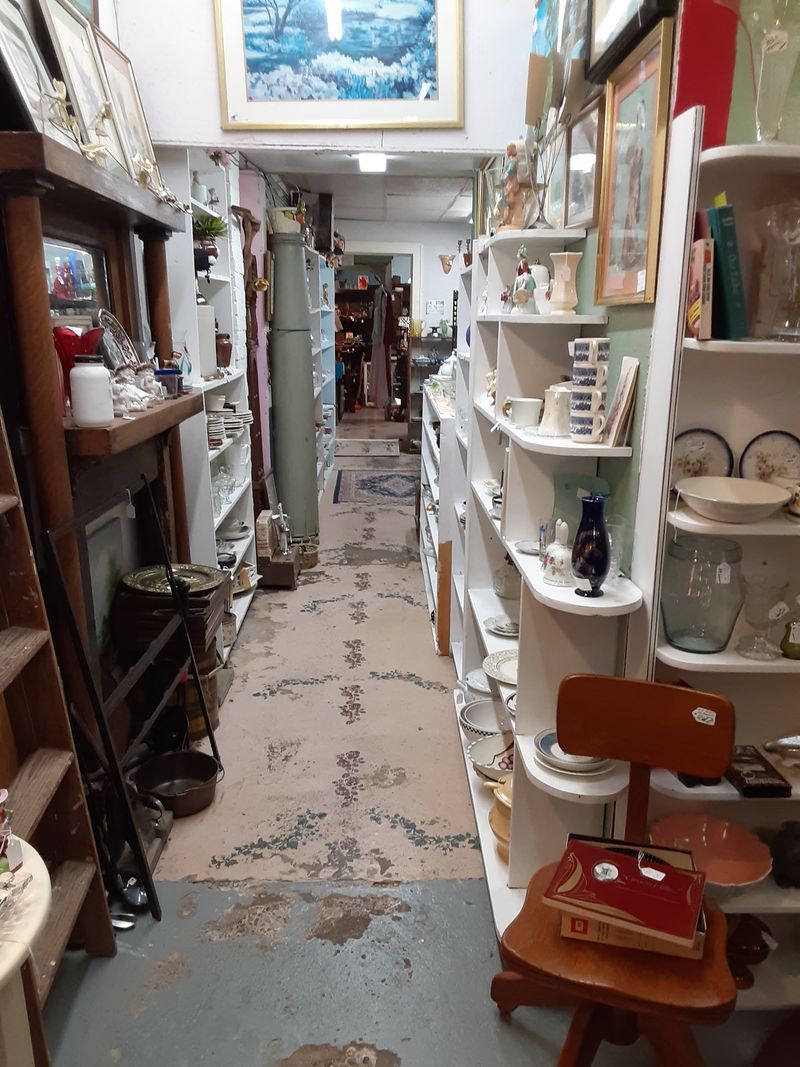 Clean, Neat Aisles That Invite Browsing Clean, Neat Aisles That Invite Browsing
