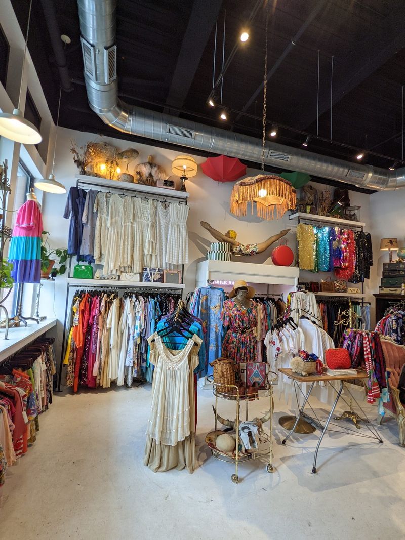 Color Coordinated Racks That Make Browsing Weirdly Satisfying Color Coordinated Racks That Make Browsing Weirdly Satisfying