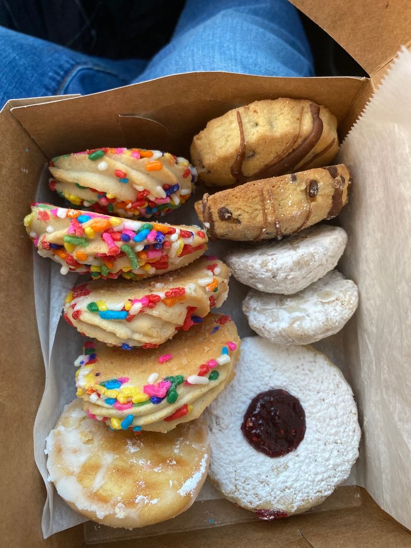Cookies Shipped Anywhere and a Seat to Linger
