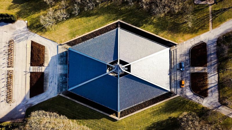 Dan Kiley's Landscape Is Quietly Doing Half the Work Dan Kiley's Landscape Is Quietly Doing Half the Work