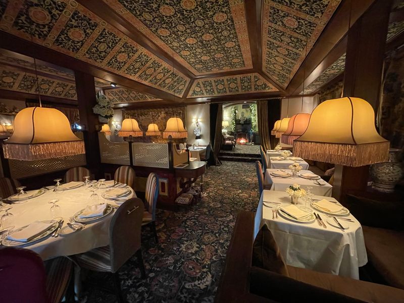 Dining Rooms Dressed Like a Theatrical Fantasy Dining Rooms Dressed Like a Theatrical Fantasy
