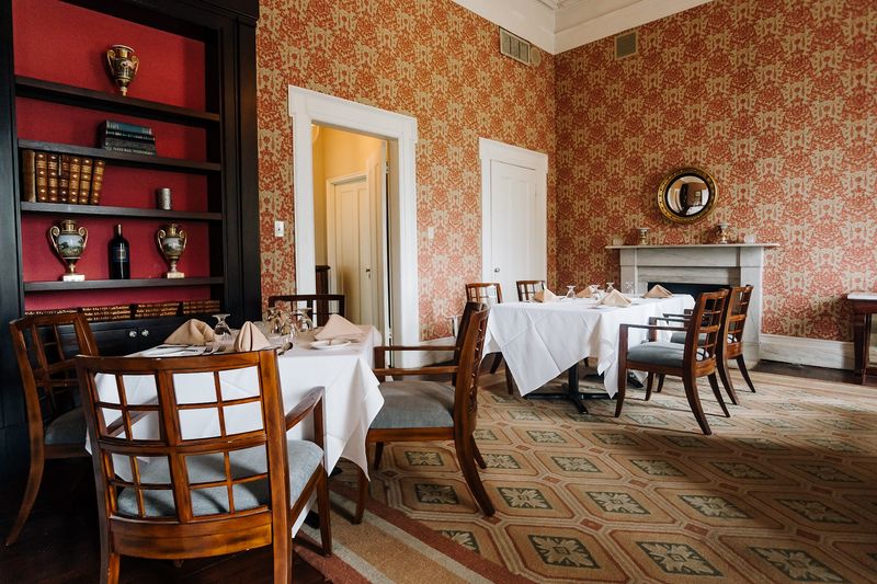 Dinner Among Antiques and Chandeliers Dinner Among Antiques and Chandeliers