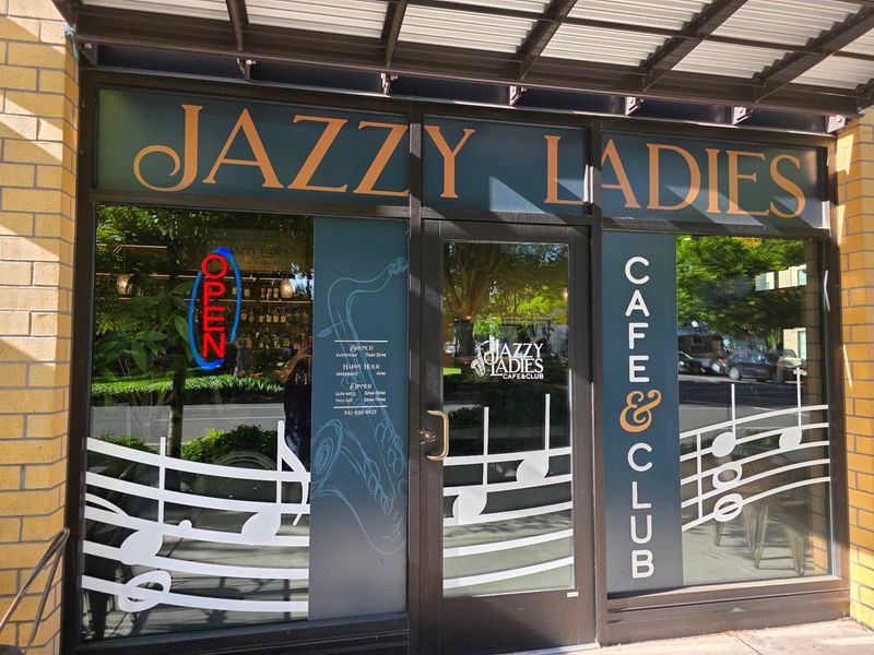 Downtown Eugene Location With Easy Footing