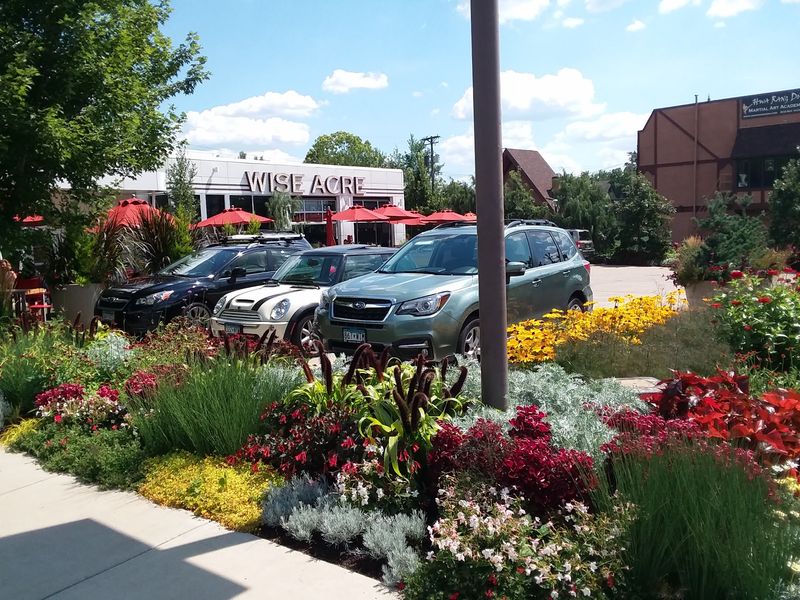 Easy Parking and a Neighborhood Setting Easy Parking and a Neighborhood Setting