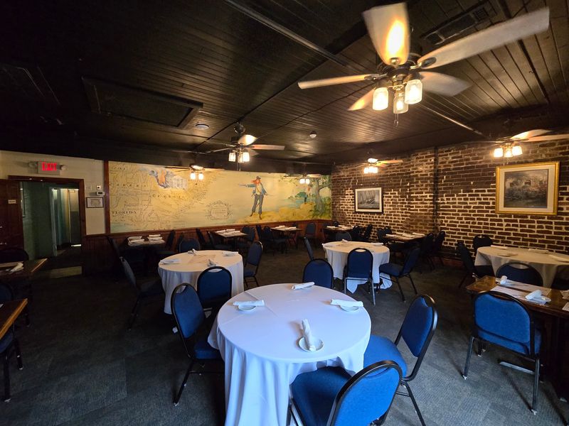 Fifteen Dining Rooms and a Layout Like a Puzzle
