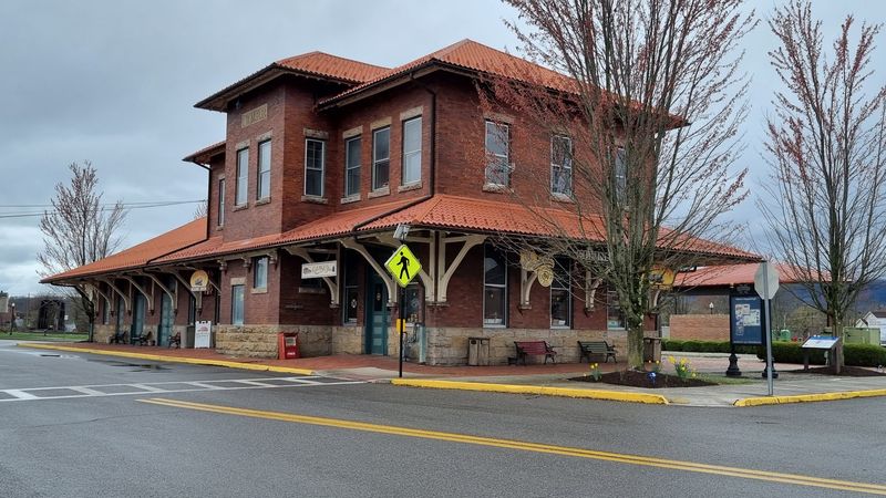 Finding the Welcome Center on Railroad Avenue