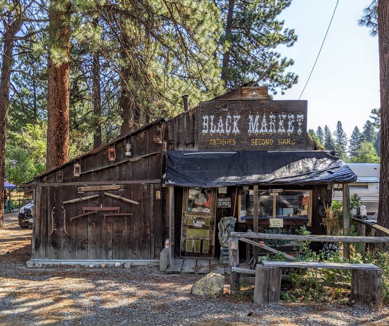 Flea Market Weekends That Triple the Population Flea Market Weekends That Triple the Population