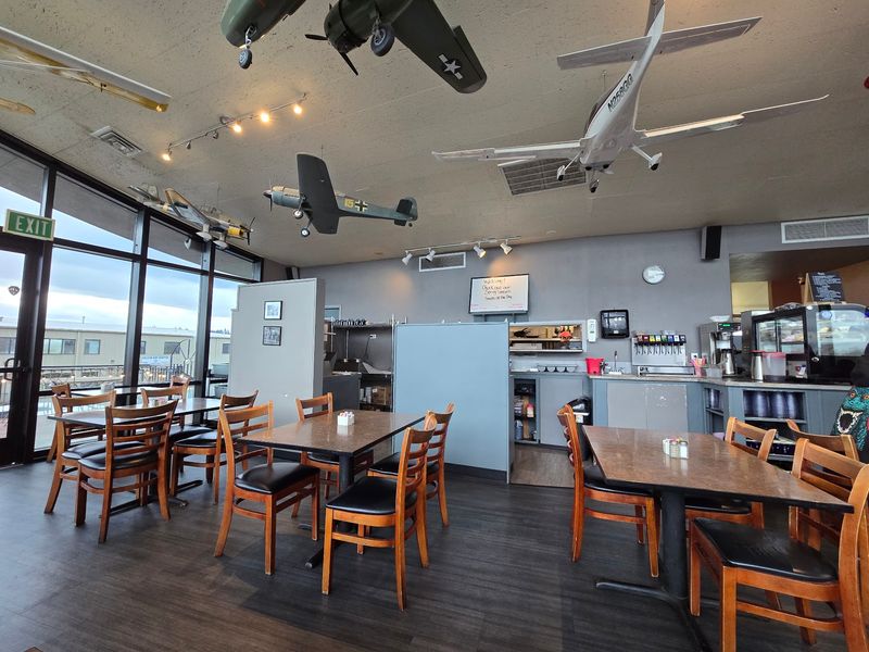 Flight Deck Restaurant and Lounge, Salem
