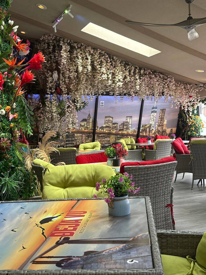 Flower-Filled Dining Room That Surprises Everyone Flower-Filled Dining Room That Surprises Everyone